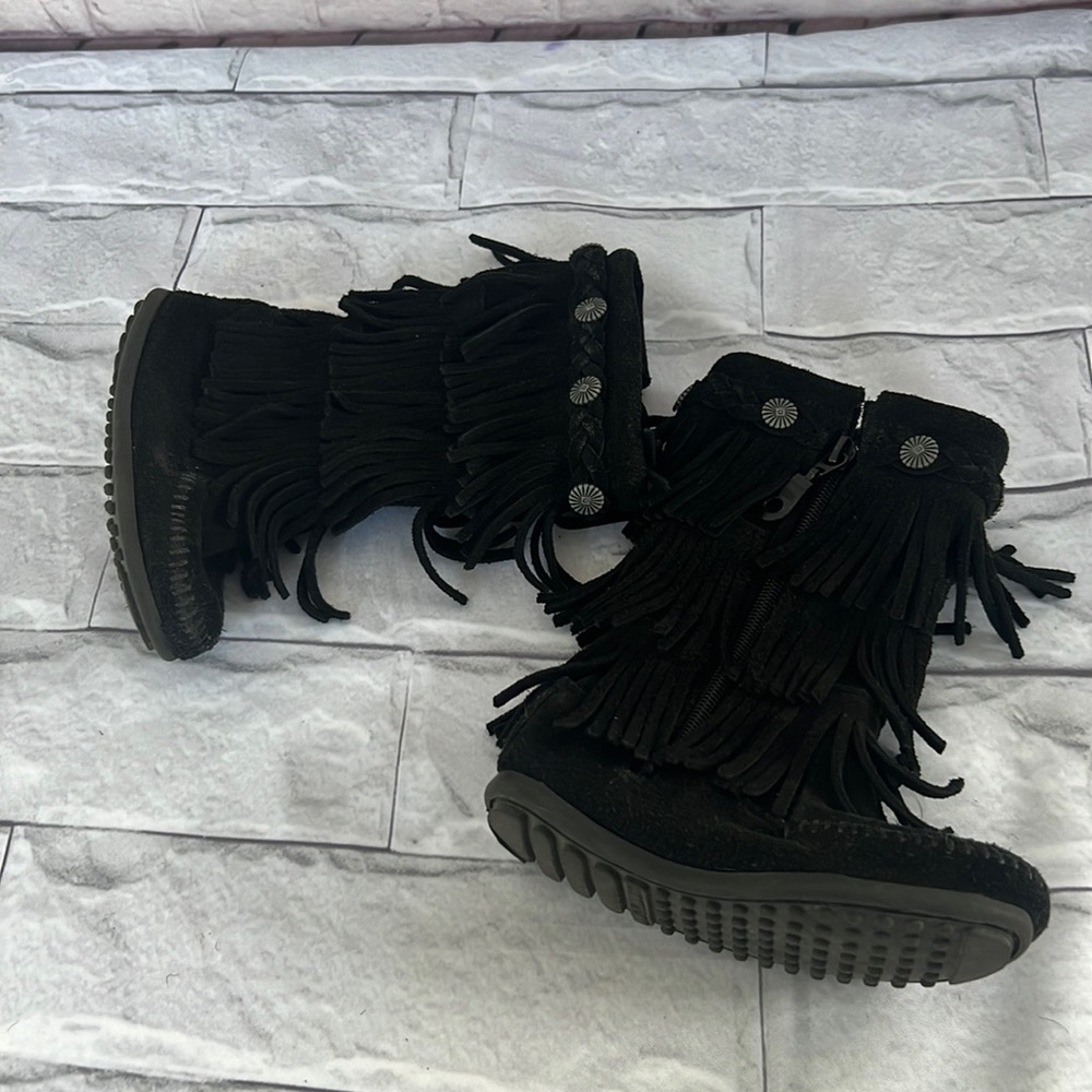 Minnetonka 3 layers girls boots size 8
